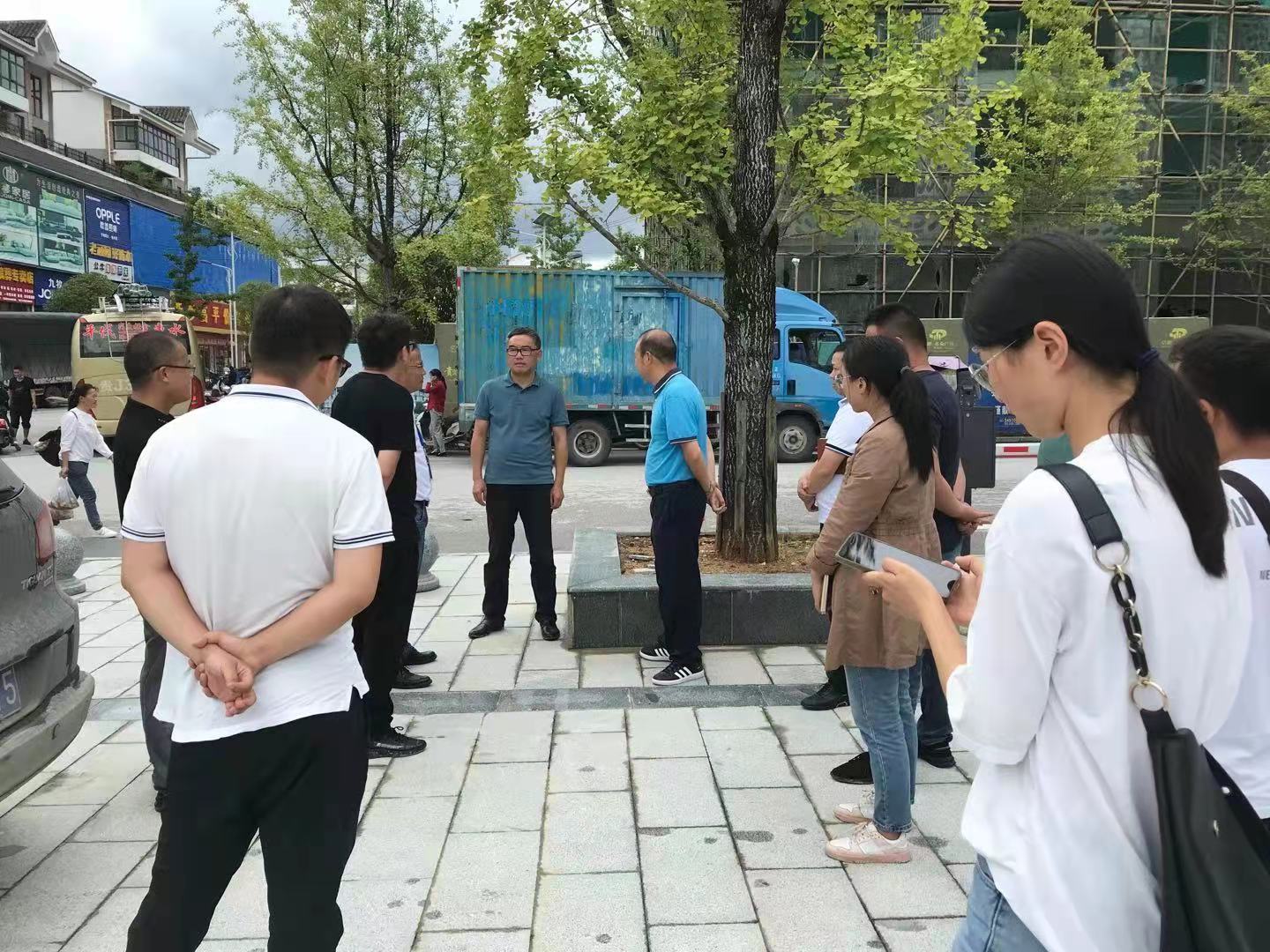 縣委副書(shū)記、縣長(zhǎng)曹禮鵬一行到云霧鎮(zhèn)億滕·名朵廣場(chǎng)項(xiàng)目開(kāi)展省州 重點(diǎn)項(xiàng)目調(diào)研(圖1)