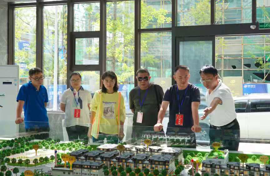 貴定縣政府、貴定縣人大調(diào)研組到云霧鎮(zhèn)億滕·名朵廣場(chǎng)項(xiàng)目開(kāi)展省州 重點(diǎn)項(xiàng)目調(diào)研(圖2)