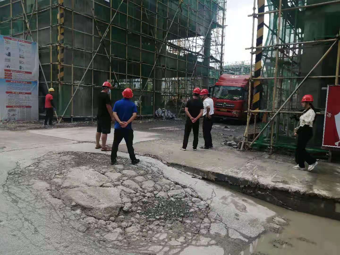 貴定縣政府、貴定縣人大調(diào)研組到云霧鎮(zhèn)億滕·名朵廣場(chǎng)項(xiàng)目開(kāi)展省州 重點(diǎn)項(xiàng)目調(diào)研(圖5)