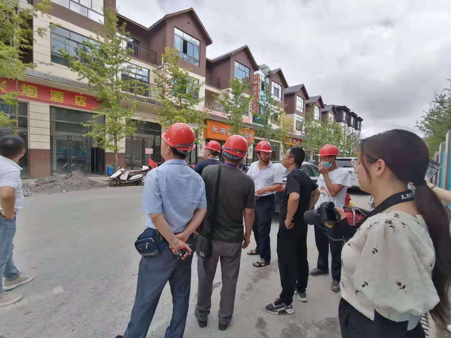 貴定縣政府、貴定縣人大調(diào)研組到云霧鎮(zhèn)億滕·名朵廣場(chǎng)項(xiàng)目開(kāi)展省州 重點(diǎn)項(xiàng)目調(diào)研(圖6)